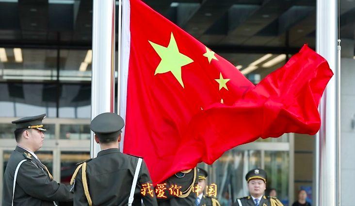 逃离昏暗下的小村